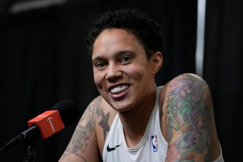 Brittney Griner lächelt auf der Pressekonferenz nach ihren ersten Basketballspiel nach russischer Haft