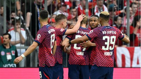Fünf Spieler von RB Leipzig bejubeln gemeinsam ein Tor gegen den FC Bayern München