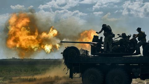 Ukraine, Bachmut: Ukrainische Soldaten feuern eine Kanone in der Nähe von Bachmut ab