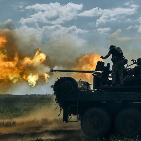 Ukraine, Bachmut: Ukrainische Soldaten feuern eine Kanone in der Nähe von Bachmut ab