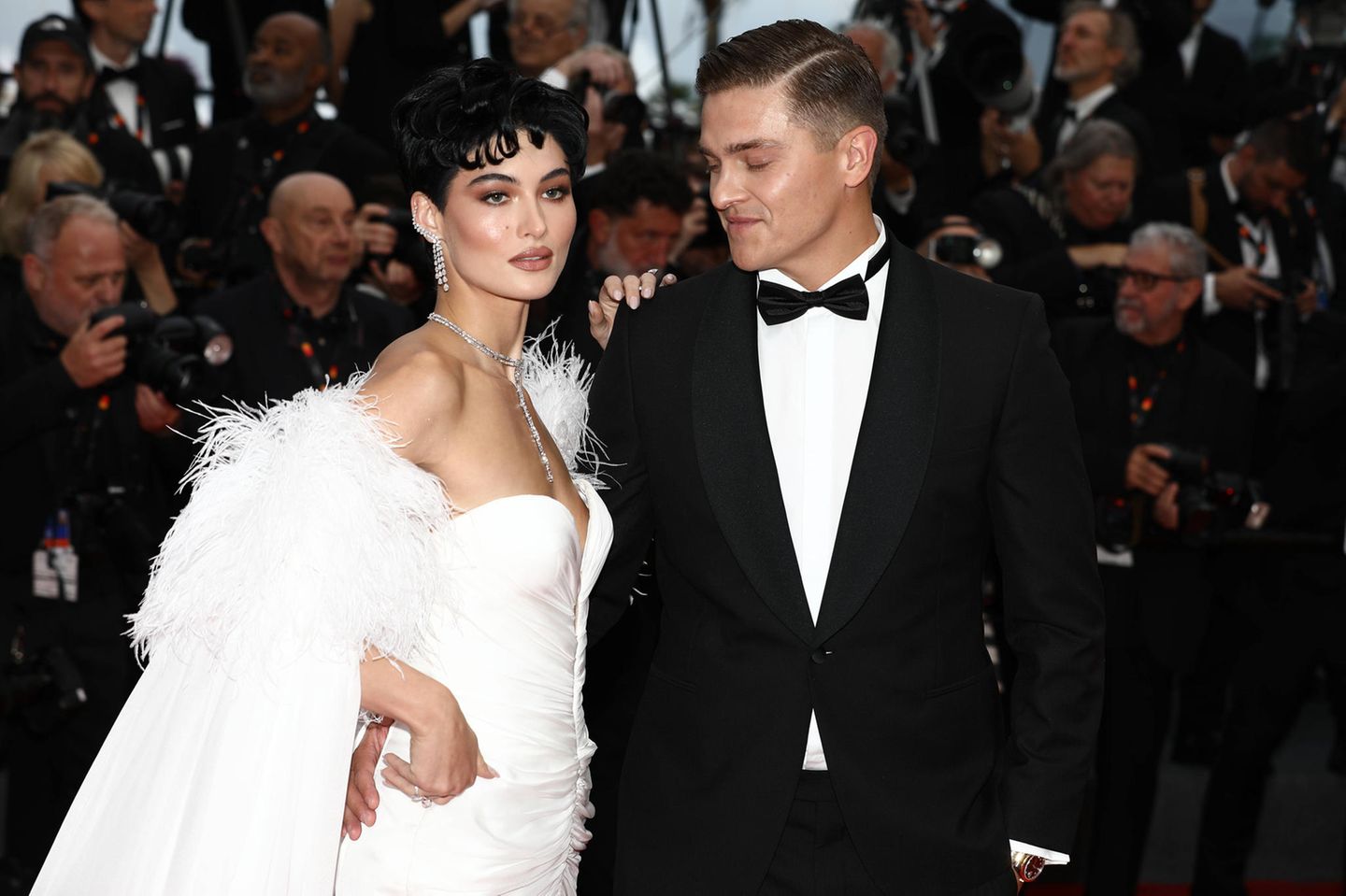 Die weiße Robe von Supermodel Grace Elizabeth gefiel auch ihrem Begleiter und Ehemann Nicolas Krause 