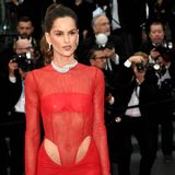 Auch die Frontansicht des Kleides des brasilianischen Models hatte Interessante Cut-outs zu bieten 