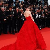 Auch die US-amerikanische Schauspielerin und Sängerin Sofia Carson pfiff auf die Regeln des Rotes Teppichs und wählte eine große Robe in Rot. 