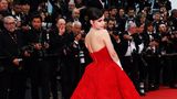 Auch die US-amerikanische Schauspielerin und Sängerin Sofia Carson pfiff auf die Regeln des Rotes Teppichs und wählte eine große Robe in Rot. 
