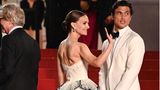 Natalie Portman verzauberte in einem Kleid mit Blütenrock. Einer Elfe gleich schwebte sie über den roten Teppich. 