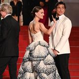 Natalie Portman verzauberte in einem Kleid mit Blütenrock. Einer Elfe gleich schwebte sie über den roten Teppich. 