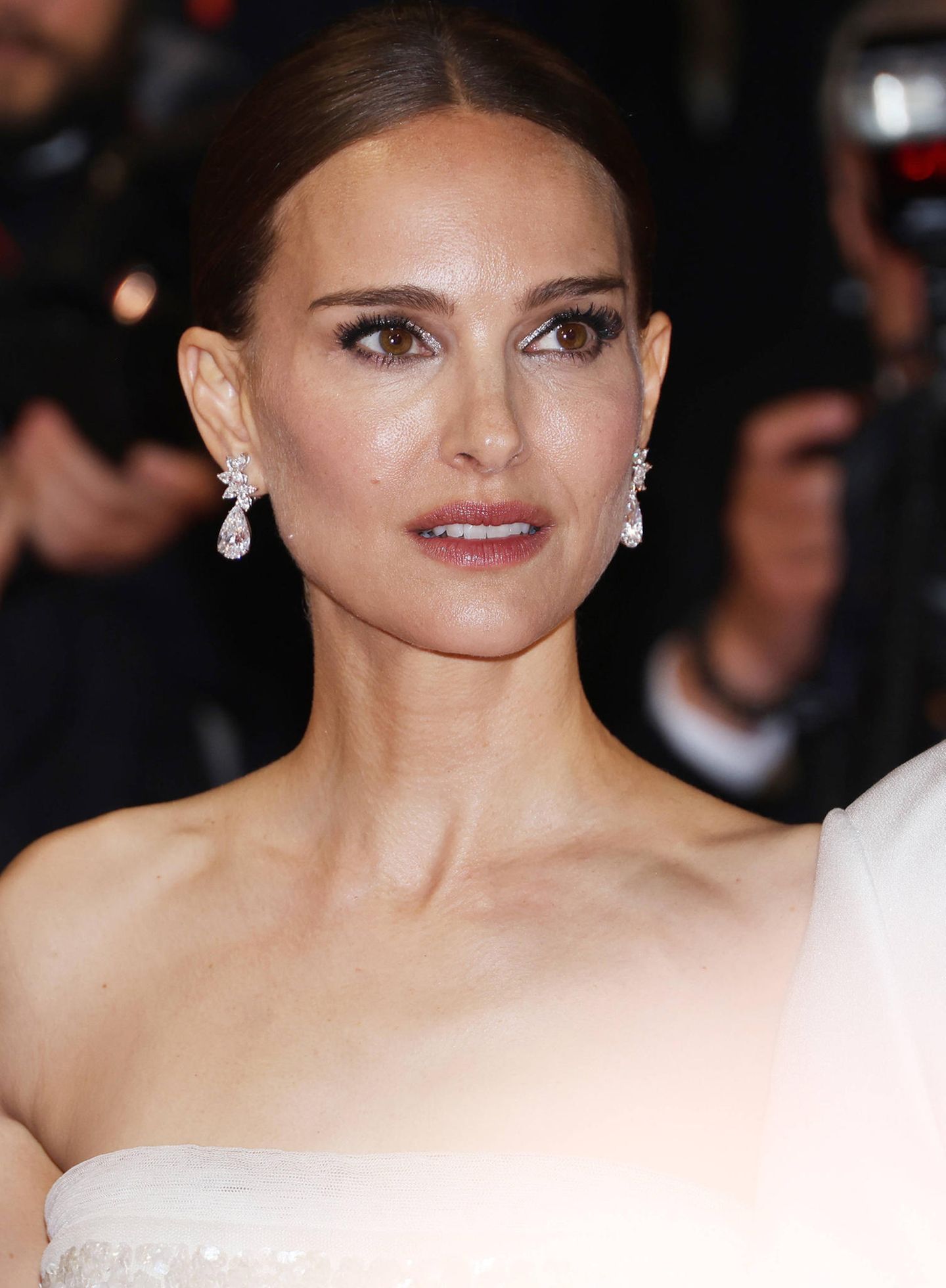 Zeitlos elegant waren auch der Schmuck und die Frisur der Schauspielerin 