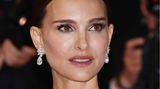 Zeitlos elegant waren auch der Schmuck und die Frisur der Schauspielerin 