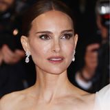 Zeitlos elegant waren auch der Schmuck und die Frisur der Schauspielerin 