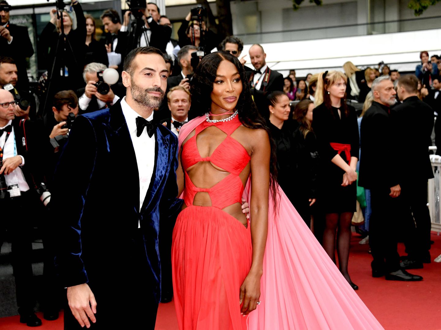 Das legendäre Supermodel Naomi Campbell wählte da was Extravaganteres. Sie kam in Begleitung des Filmproduzenten Mohammed Al Turki, der in Hollywood als ein großer Strippenzieher gilt. 