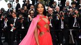 Ein Umhang in Pink wehte effektvoll hinter Naomi Campbell her – und bildete eine farbliche Abgrenzung zum roten Teppich. 