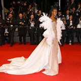 Das Model Siran Riak kam in einer Engelsrobe 