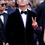 Einzige Ausnahme bildete Sänger Robbie Williams. Er kam in einem dunkelblauen Samtanzug mit Glitzerkragen.