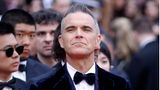 Einzige Ausnahme bildete Sänger Robbie Williams. Er kam in einem dunkelblauen Samtanzug mit Glitzerkragen.