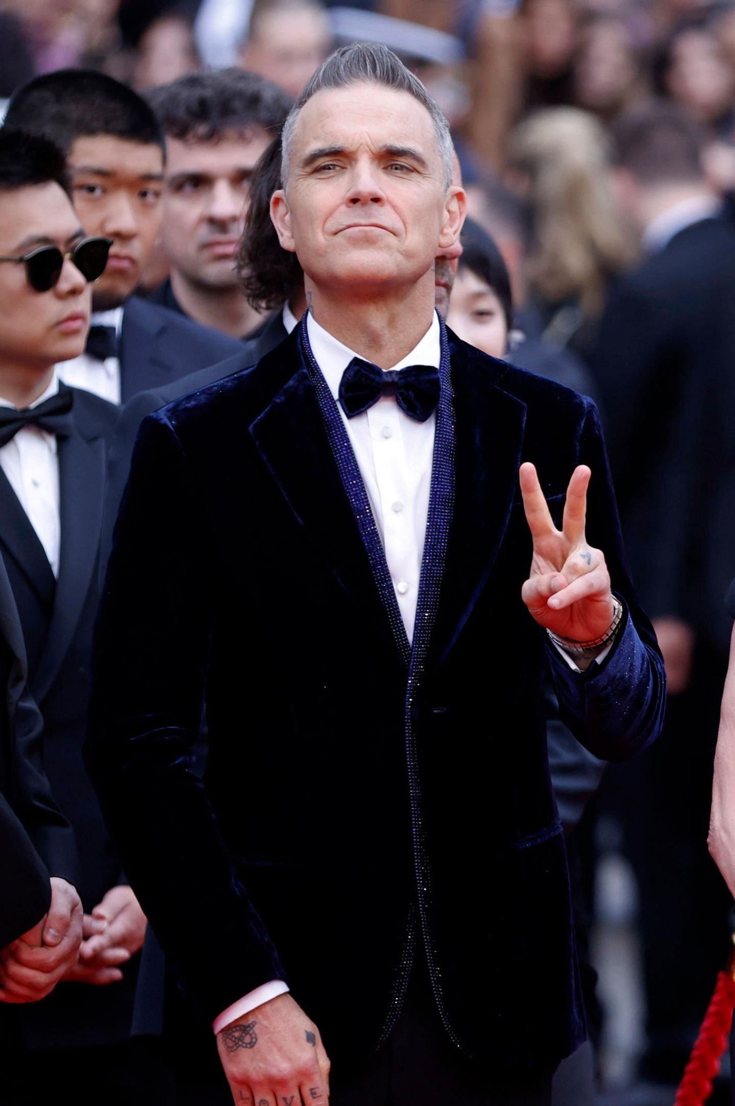 Einzige Ausnahme bildete Sänger Robbie Williams. Er kam in einem dunkelblauen Samtanzug mit Glitzerkragen.