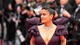 Selma Hayek kam zwar nicht in Rot, verzichtete aber nicht auf den zweiten großen Trend der Cannes-Festspiele: Rüschen. 