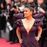 Selma Hayek kam zwar nicht in Rot, verzichtete aber nicht auf den zweiten großen Trend der Cannes-Festspiele: Rüschen. 