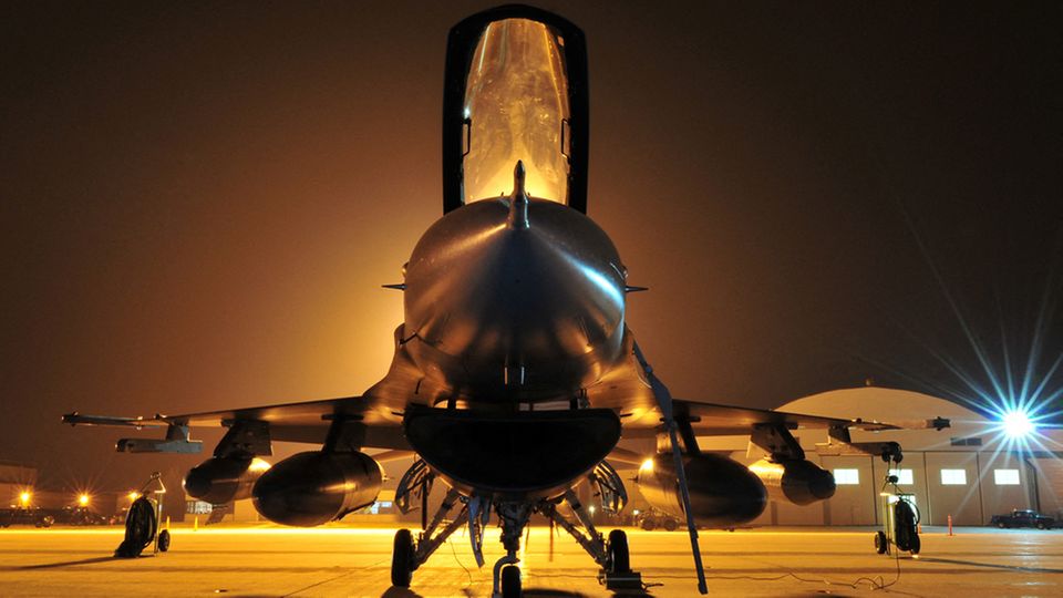 F-16 der USA - das Kampflugzeug stammt aus dem Kalten Krieg, wurde aber kontinuierlich weiter entwickelt.
