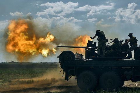 Ukrainische Soldaten feuern eine Kanone in der Nähe von Bachmut ab