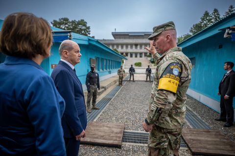 Olaf Scholz steht in der entmilitarisierten Zone zwischen Südkorea und Nordkorea