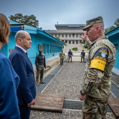 Olaf Scholz steht in der entmilitarisierten Zone zwischen Südkorea und Nordkorea