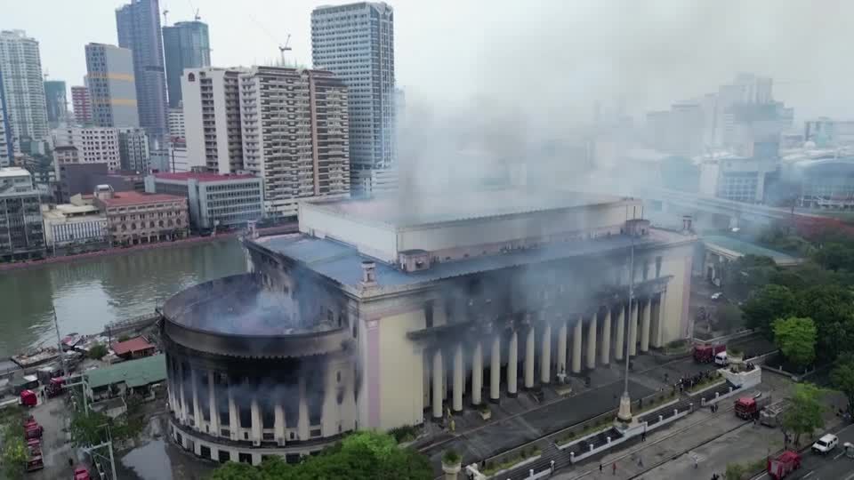 Video: Großbrand verwüstet Zentralpostamt in Manila