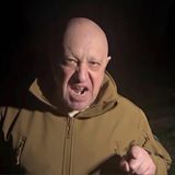 5. Mai 2023  Wieder einmal macht ein Wutvideo von Jewgeni Prigoschin die Runde. Doch diesmal ist der Söldner-Chef besonders außer sich und beschimpft in derbster Sprache die Verantwortlichen in Moskau, hinter ihm liegt ein Haufen gefallener Soldaten. Weil die Wagner-Truppen angeblich zu wenig Munition bekommen, kündigt er in dem Clip den Rückzug seiner Leute an – macht seine Drohung aber dann (mal wieder) nicht wahr.  