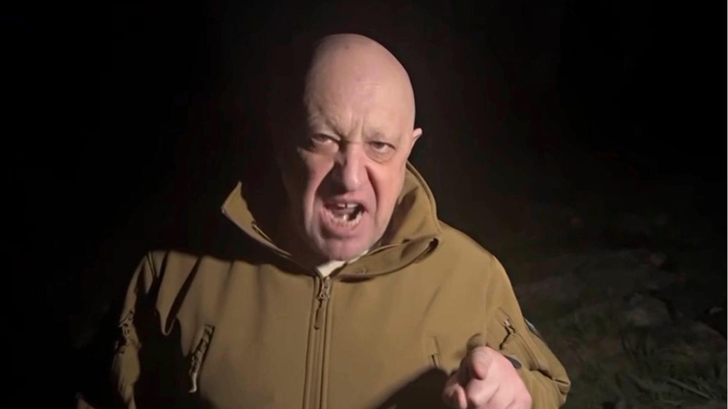 Ukraine-Krieg: 5. Mai 2023 Wieder einmal macht ein Wutvideo von Jewgeni Prigoschin die Runde. Doch diesmal ist der Söldner-Chef besonders außer sich und beschimpft in derbster Sprache die Verantwortlichen in Moskau, hinter ihm liegt ein Haufen gefallener Soldaten. Weil die Wagner-Truppen angeblich zu wenig Munition bekommen, kündigt er in dem Clip den Rückzug seiner Leute an – macht seine Drohung aber dann (mal wieder) nicht wahr. 5. Mai 2023 Wieder einmal macht ein Wutvideo von Jewgeni Prigoschin die Runde. Doch diesmal ist der Söldner-Chef besonders außer sich und beschimpft in derbster Sprache die Verantwortlichen in Moskau, hinter ihm liegt ein Haufen gefallener Soldaten. Weil die Wagner-Truppen angeblich zu wenig Munition bekommen, kündigt er in dem Clip den Rückzug seiner Leute an – macht seine Drohung aber dann (mal wieder) nicht wahr.