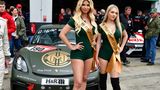 Grid Girls machen hier für W&S Motorsport und den Sponsor eine gute Figur vor dem Porsche 718 Cayman GT4 Clubsport (Typ 982) vor dem Start in der Boxengasse