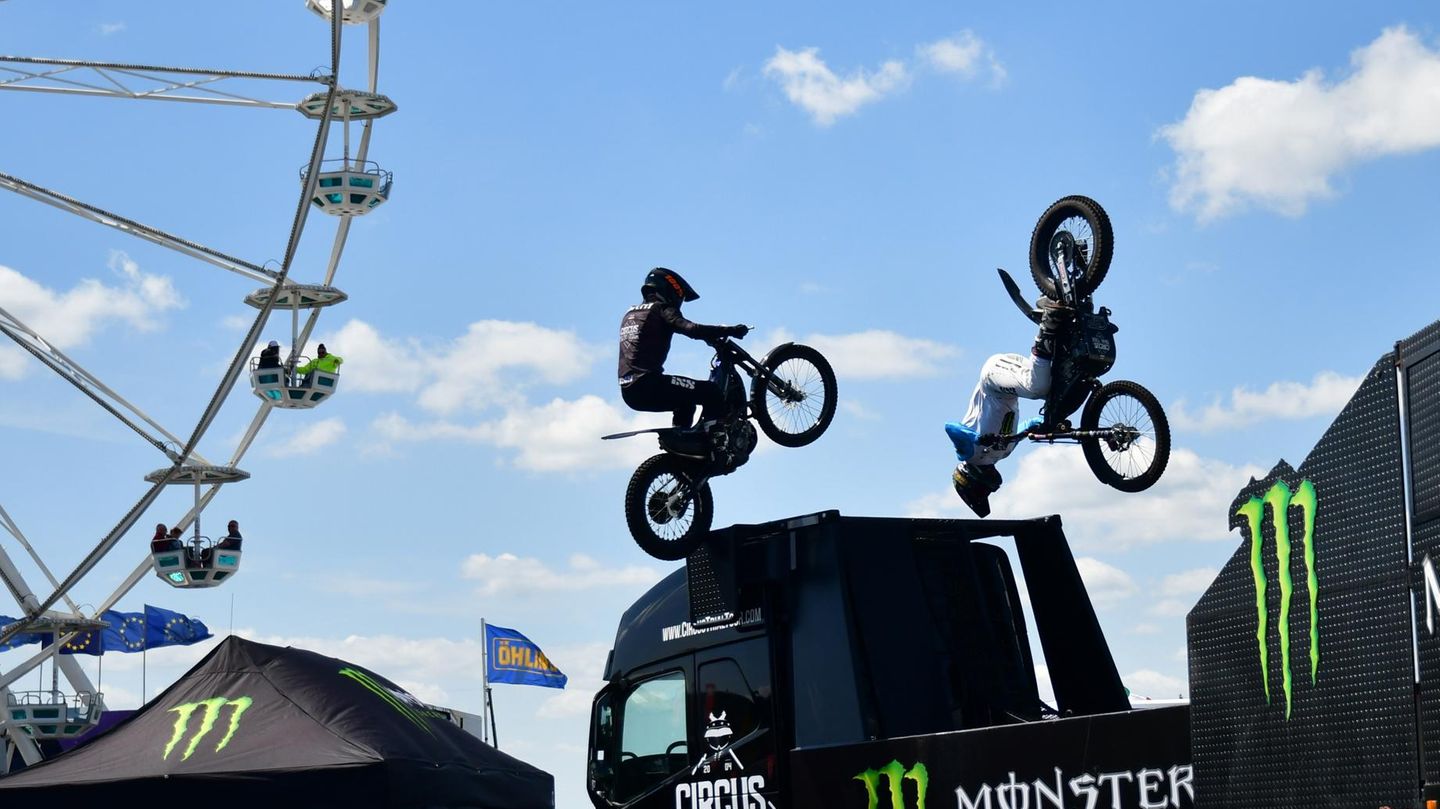 Zwei Motoradartisten brachten die Zuschauer mit ihren Saltos und Sprüngen auf den Maschinen zum Staunen. Werbung für einen Energiedrink aus den USA, der nach der Show verteilt wurde.