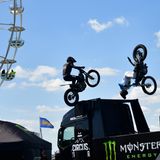 Zwei Motoradartisten brachten die Zuschauer mit ihren Saltos und Sprüngen auf den Maschinen zum Staunen. Werbung für einen Energiedrink aus den USA, der nach der Show verteilt wurde.