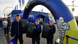 Der Hit im Fahrerlager für viele Fans waren abgefahrene Rennreifen. Bei Goodyear gab es die Schlappen umsonst. Bei Michelin wurden 30 Euro fällig. Dafür gab es einen grünen Stempel mit dem Nürburgring auf dem Reifen.