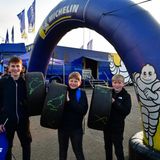 Der Hit im Fahrerlager für viele Fans waren abgefahrene Rennreifen. Bei Goodyear gab es die Schlappen umsonst. Bei Michelin wurden 30 Euro fällig. Dafür gab es einen grünen Stempel mit dem Nürburgring auf dem Reifen.