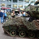Ausrüstung der Bundeswehr gab es im Ring Boulevard zu sehen. Ein Wiesel und ein größerer Hubschrauber fielen besonders auf.
