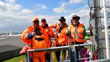 Ohne Marshals kein Rennen. 1000 sorgten rund um die Strecke und in der Boxengasse für die Sicherheit.