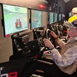 Besonders ausgebucht waren die Simulatoren im Boulevard. Hier fährt Stella ihre erste schnelle Runde auf dem Nürburgring.