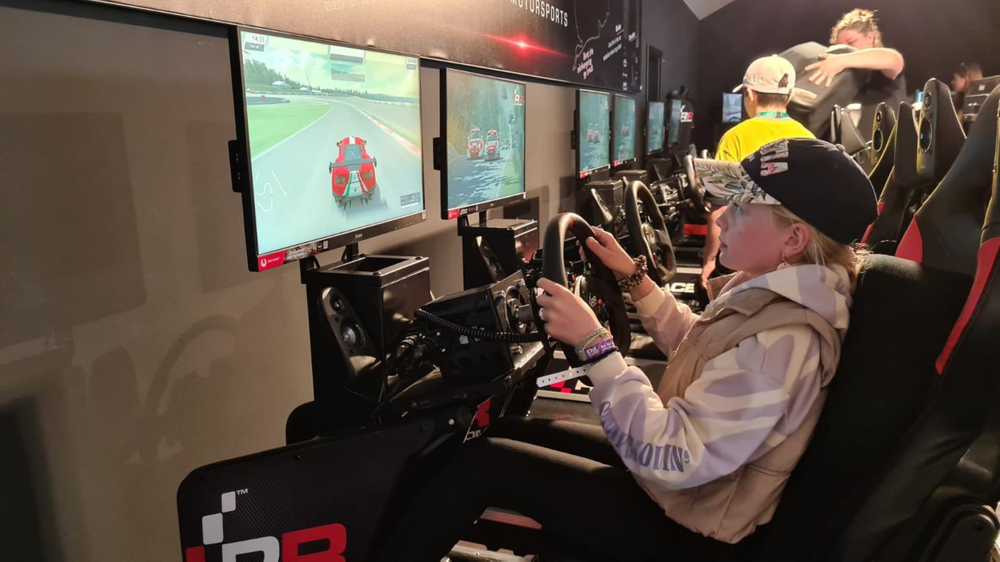 Besonders ausgebucht waren die Simulatoren im Boulevard. Hier fährt Stella ihre erste schnelle Runde auf dem Nürburgring.