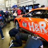 Besuch in der Box 12 bei BMW Motorsport. Hier wird die Arbeit der Rennmechaniker an einem BMW M4 GT4 (G82) bestaunt.