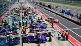 Aus einer VIP-Lounge über den Boxen fotografiert. Gleich findet das erste Qualifying statt. Die Rennwagen kommen aus den Boxen und spiegeln sich im Glas der VIP-Räume.