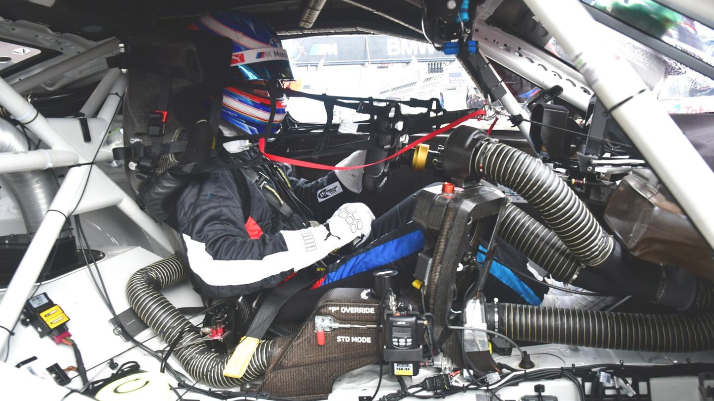 So sieht es im Cockpit des BMW M4 GT 4 mit der Nummer 73 aus.