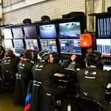 In der Box 12 sitzen 6 Rennspezialisten von BMW Motorsport und betreuen die Rennwagen und Fahrer.