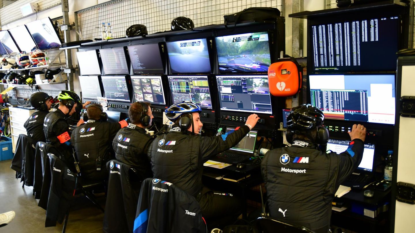In der Box 12 sitzen 6 Rennspezialisten von BMW Motorsport und betreuen die Rennwagen und Fahrer.