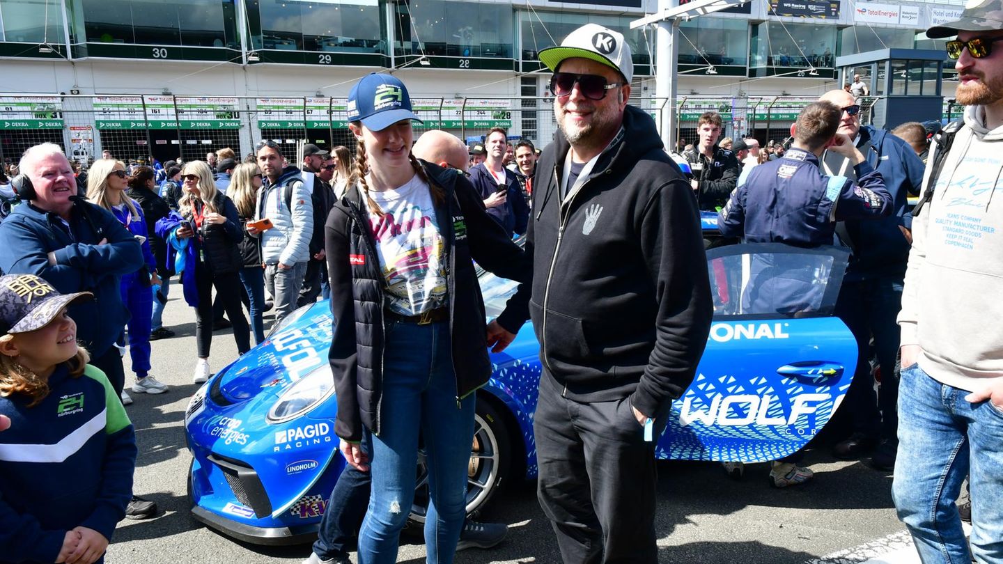 Viele Rennfans wollten bei der Startaufstellung mit DJ-Smudo von den Fantastischen Vier ein Erinnerungsfoto vor dem Start machen.
