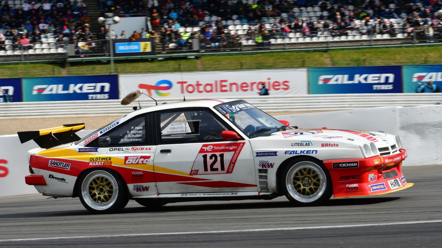 Der Opel Manta von Olaf Beckmann ist seit 1994 beim 24 Stunden Rennen dabei. Dieser absolute Publikumsliebling mit dem Fuchsschwanz darf nicht fehlen.