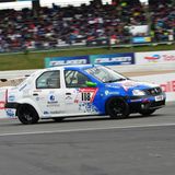 Der Dacia Logan erfüllt die Voraussetzungen für das Langstreckenrennen, auch wenn er langsam unterwegs ist. Der kleine Franzose aus Rumänien wird seit Jahren von Olis Garage am Ring eingesetzt und gehört zu den Lieblingen der Fans.