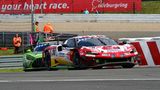 Der Ferrari 296 GT3 hier kurz nach dem Start. Das Frikadelli Racing Team holte sich den Sieg nach 24 Stunden.