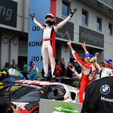 Das erste Mal, dass ein Ferrari beim 24 Stunden siegen konnte. Das Racing Team von Frikadelli machte es mit den Fahrern Earl Bamber (zweifacher Le Mans Siege), Nick Catsburg (Sieger 2020 am Nürburgring), David Pittard und Felipe Fernandes Laser möglich.