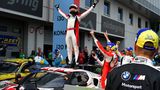 Das erste Mal, dass ein Ferrari beim 24 Stunden siegen konnte. Das Racing Team von Frikadelli machte es mit den Fahrern Earl Bamber (zweifacher Le Mans Siege), Nick Catsburg (Sieger 2020 am Nürburgring), David Pittard und Felipe Fernandes Laser möglich.