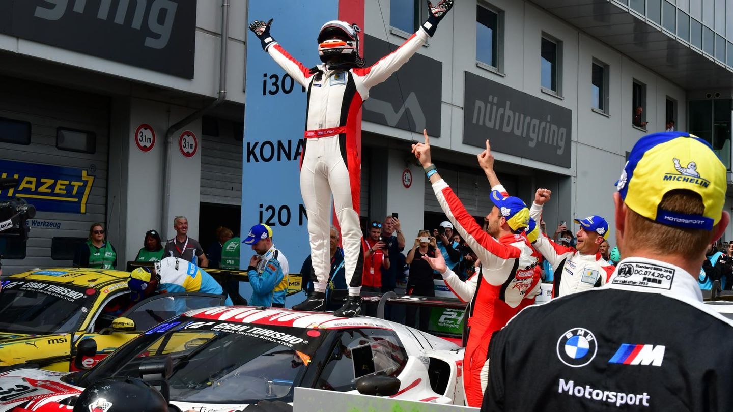 Das erste Mal, dass ein Ferrari beim 24 Stunden siegen konnte. Das Racing Team von Frikadelli machte es mit den Fahrern Earl Bamber (zweifacher Le Mans Siege), Nick Catsburg (Sieger 2020 am Nürburgring), David Pittard und Felipe Fernandes Laser möglich.