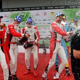 Die obligate Sektdusche nach der Siegerehrung durfte nicht fehlen. Hier wird der Teamchef Klaus Abbelen von seinem siegreichen Team eingeduscht.